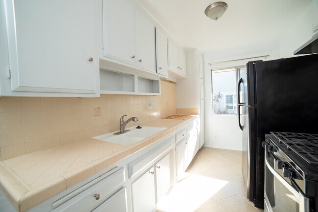 Foto del edificio - 127 S St Andrews Pl