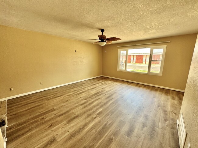Building Photo - 3305 Thomas Ave