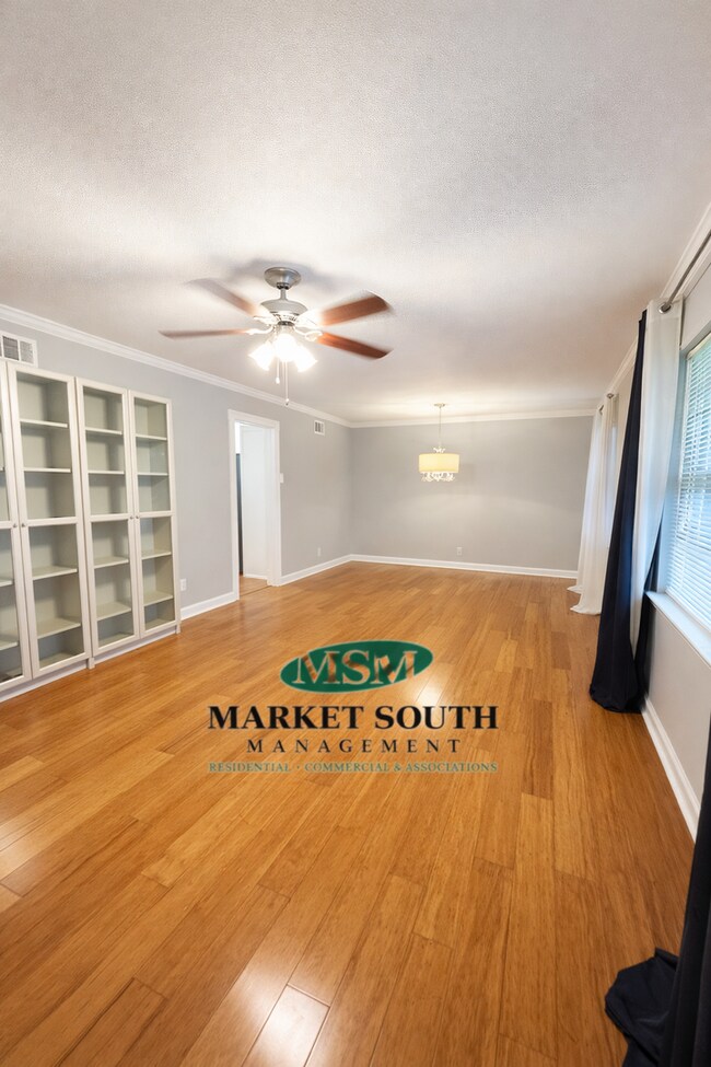 Foto del edificio - **REDUCED!!!! UPDATED MIDTOWN BEAUTY!!