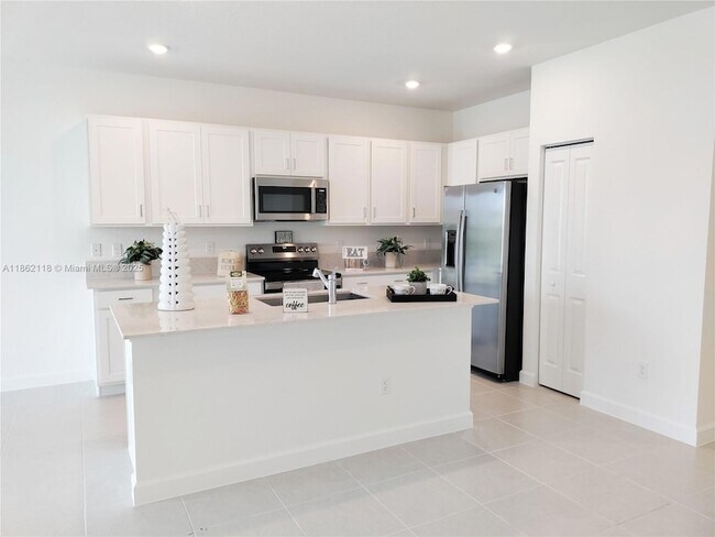 Building Photo - 390 SE Crossoak Ln