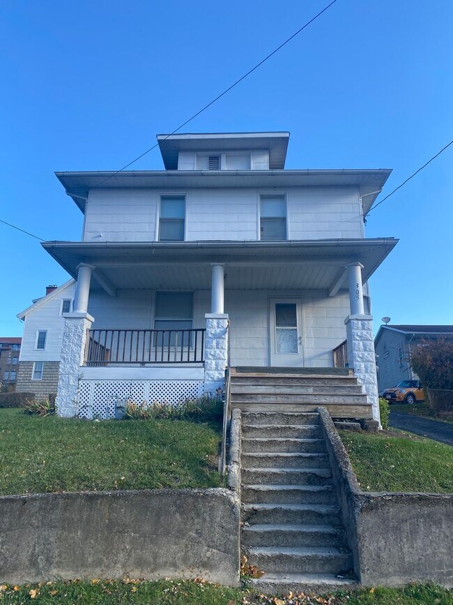 Building Photo - Downtown - 3 Bedroom House - Available June 4th, 2026