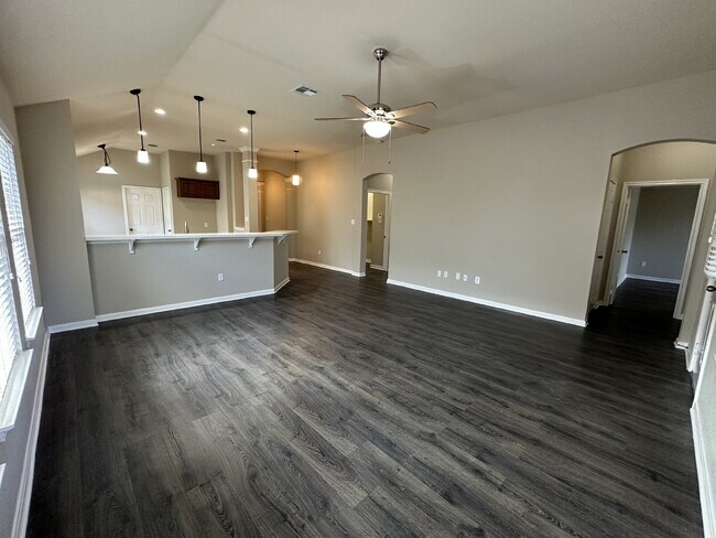 Foto del edificio - Coming Soon! 3BD 2BA Home for Rent: Kyle T...