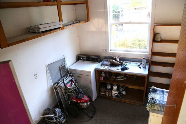 Building Photo - Across the Street from OSU 3 Bed 1 bath