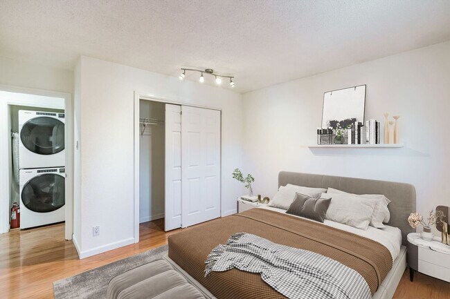 Building Photo - Charming 2BR Condo in Denver