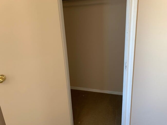 Building Photo - 2 bedroom 2 bath town home in a gated comm...