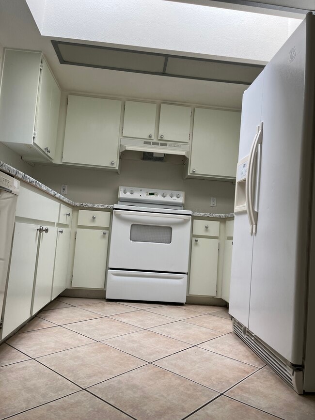 Building Photo - 517 W Duke Dr