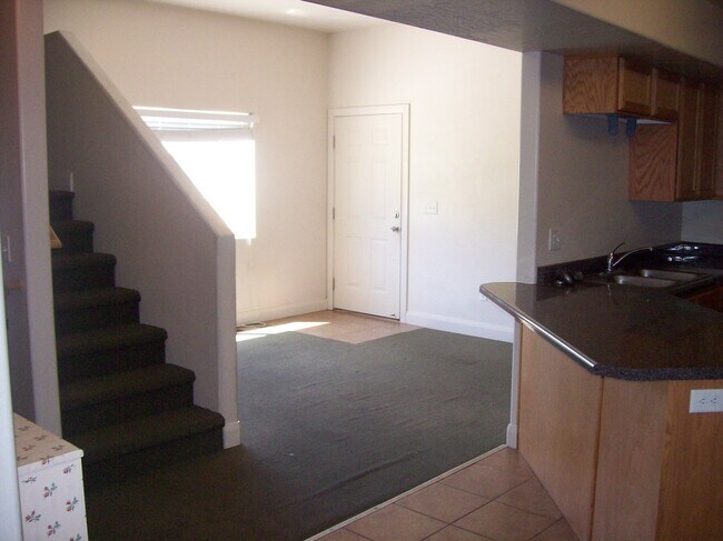Foto del edificio - 7 bedroom, 3 bathroom twin home