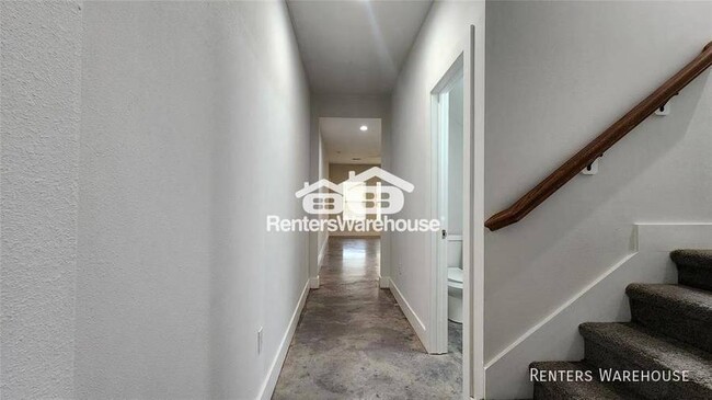 Building Photo - Modern, stylish 3 story condo with a priva...