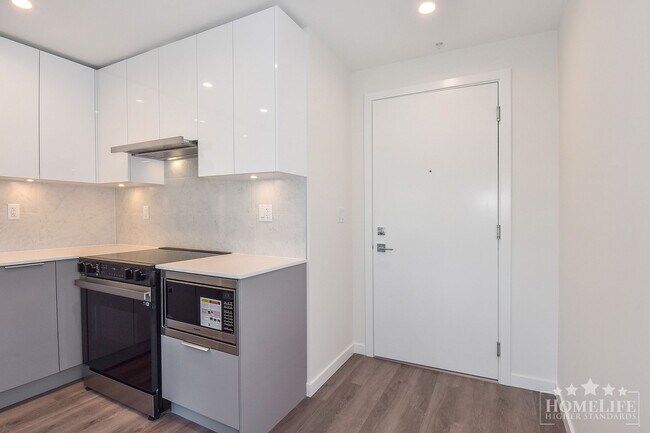 Building Photo - Modern 2 Bed, 2 Bath Condo in Surrey – Pro...