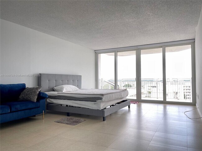 Building Photo - 18041 Biscayne Blvd