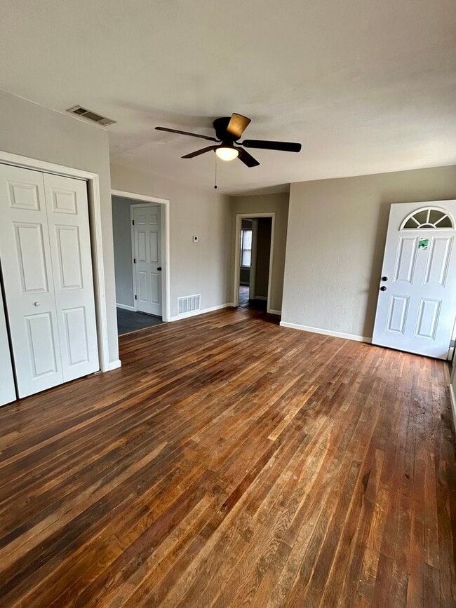 Building Photo - Great 3 bed 2 bath 1 car garage now available