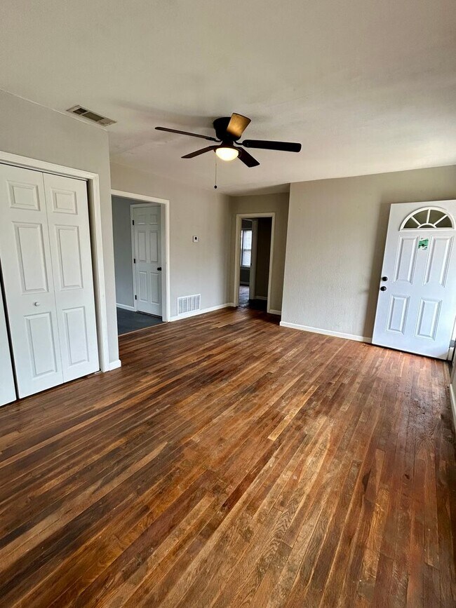 Foto del edificio - Great 3 bed 2 bath 1 car garage now available