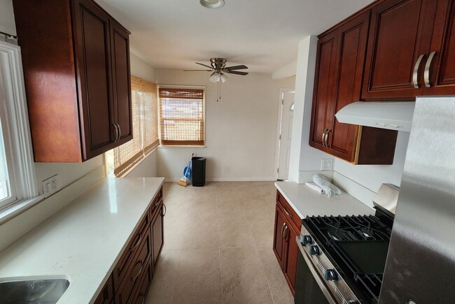 Building Photo - 947 Victoria Ave