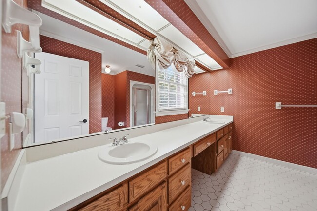 Foto del edificio - Beautifully Crafted 4BR Home with Sunroom, Office & Prime Location Near Downtown Hickory!