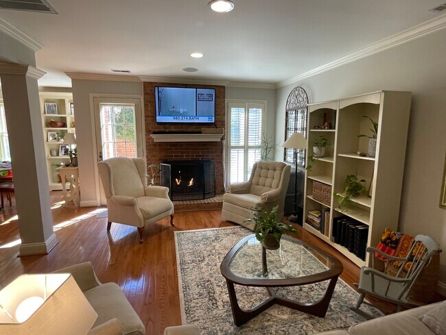 Living Room - 500 N Poplar St