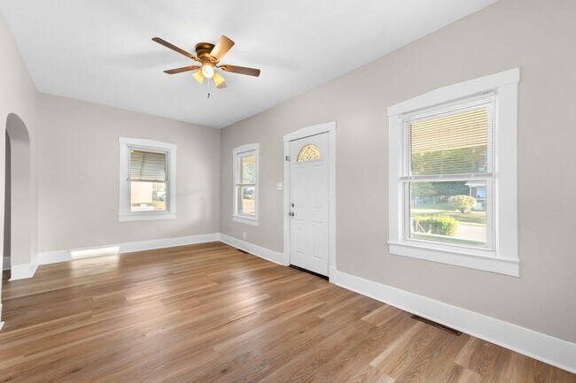 Foto del edificio - Charming 3BR/1BA Home with Modern Updates ...