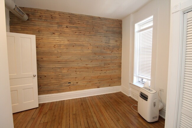 Building Photo - 1362 N Bosworth Ave