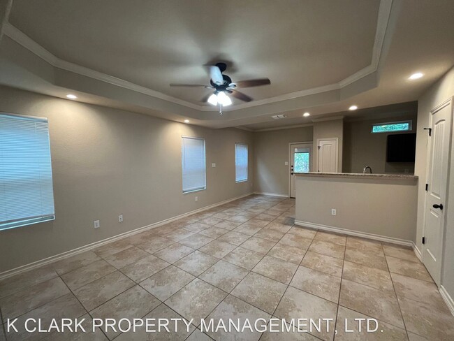 Building Photo - 3 br, 2.5 bath House - 6950 LAKEVIEW DR #101
