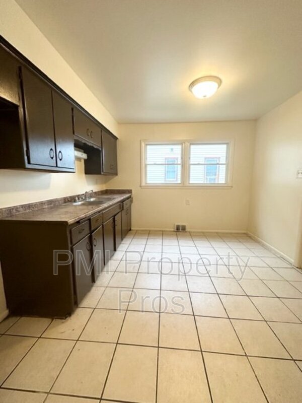 Primary Photo - 4954 N 48th St