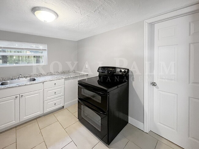 Building Photo - 1615 Evans Ave