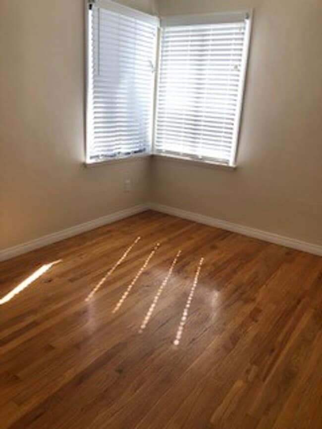 Building Photo - Available 11/5/24(Do Not Disturb Tenants) ...