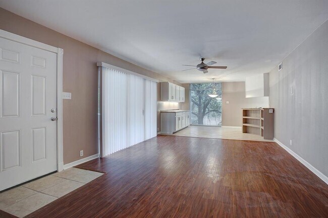 Building Photo - 513 S Post Oak Ln