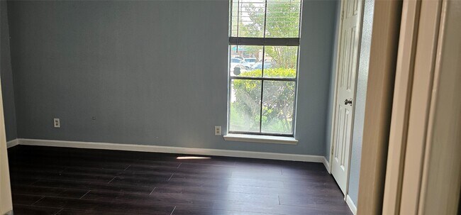 Building Photo - 17401 Red Oak Dr