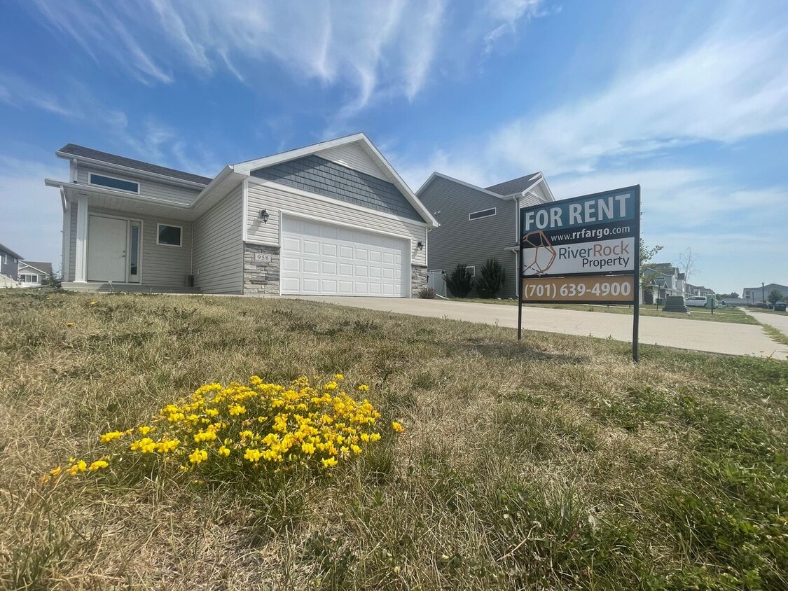 Primary Photo - Spacious 4 bedroom, 3 bath Single Family H...