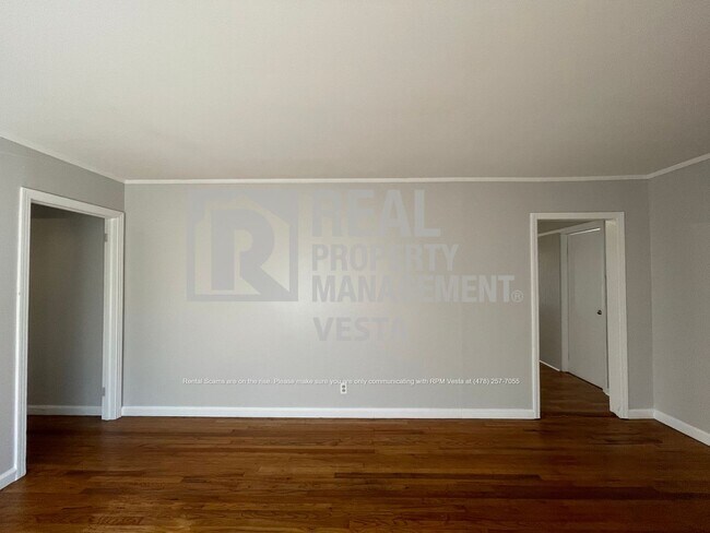 Building Photo - Stunning Three Bedroom Home in Convenient ...