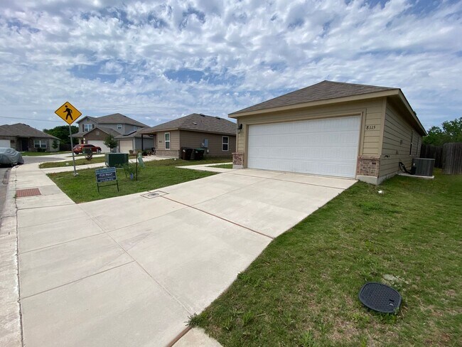 Building Photo - Charming 1-Story Home Available for Rent! ...
