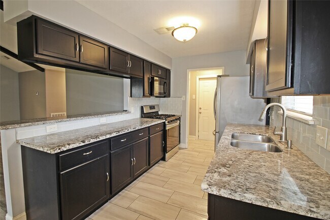Building Photo - 13111 Sherwood Oaks Dr