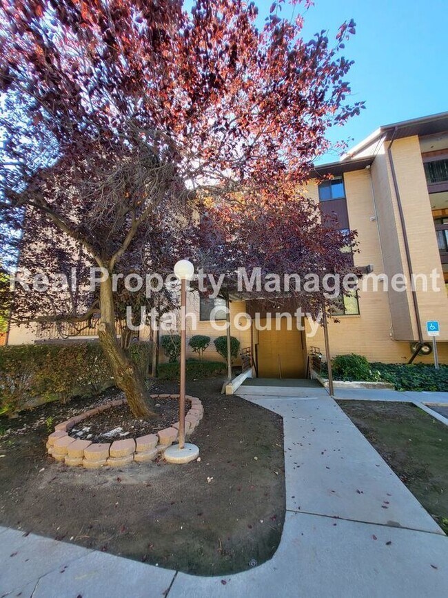 Foto del edificio - 2244 N Canyon Rd