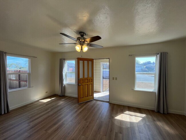 Building Photo - 3/1 Cozy Home with Garage and New Updates!