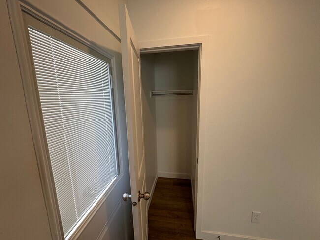 Foto del edificio - Recently Finished Basement! 3 bed 2 bath - in unit laundry!