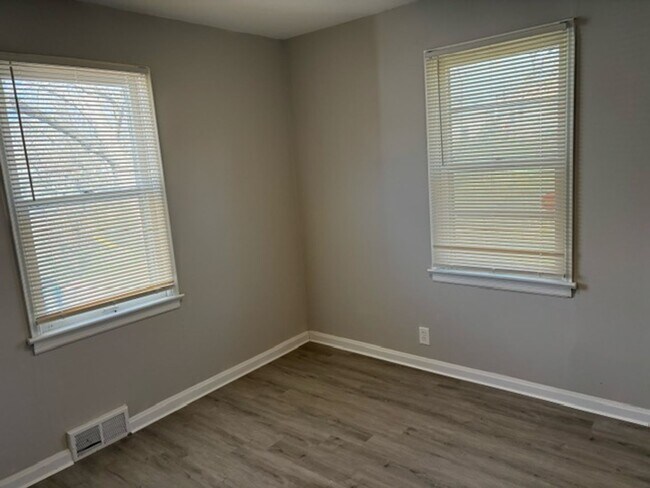 Building Photo - 2 Bedroom