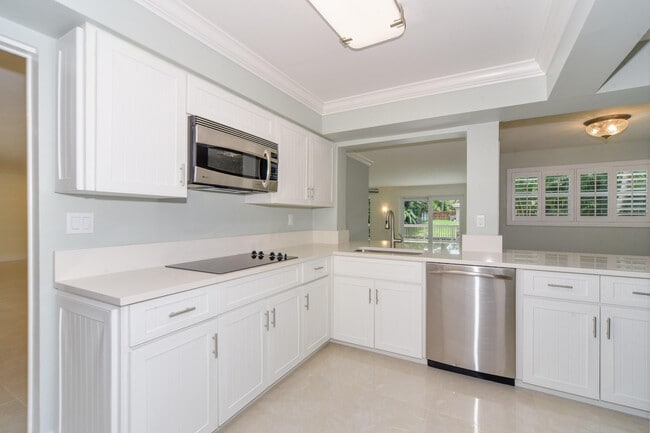 Building Photo - 709 W Royal Palm Rd