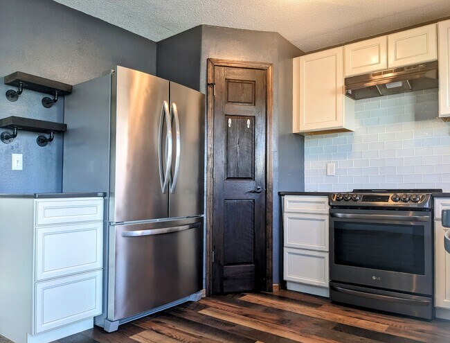 Cocina con horno inteligente y protector contra salpicaduras de azulejos de vidrio. - 2114 Laforest Ave