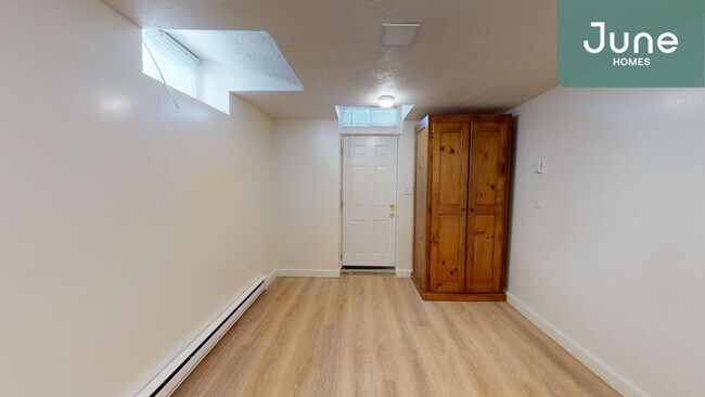 Building Photo - Queen room in 5-bed/2.0-bath Home