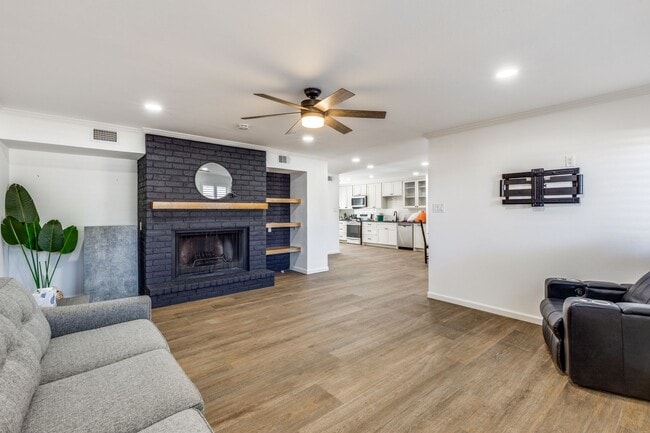 Building Photo - 3 Bed 2.5 Bath on Golf Course with Private Backyard