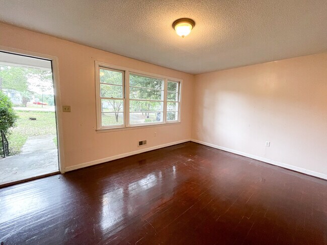 Foto del edificio - 331 Woodberry Rd