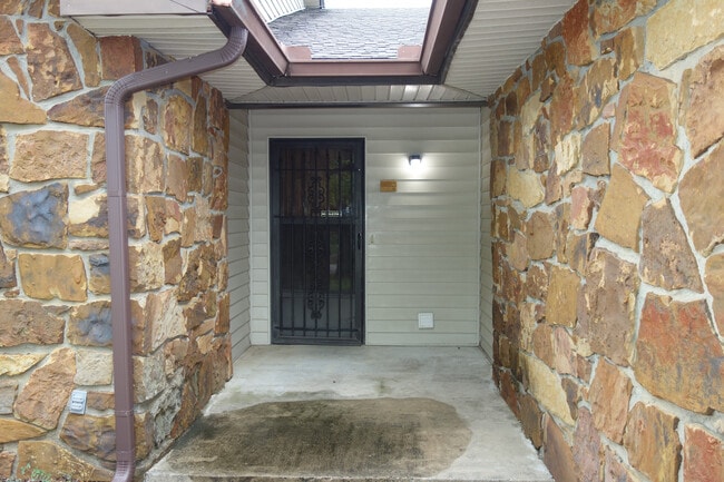 Building Photo - 7318 S Darlington Ave