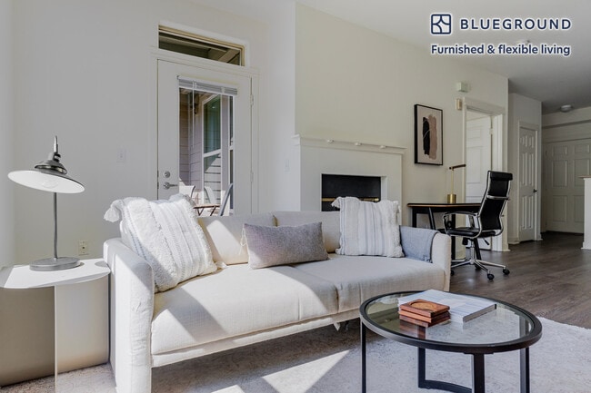 Building Photo - 11000 NE 10th St