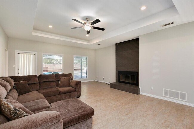 Building Photo - 425 Rustic Ridge Dr