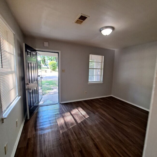 Foto del edificio - First Month Rent Free!! Welcome to 2655 Whitman!