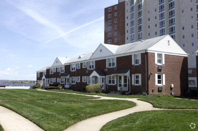 Building Photo - Shrewsbury Manor