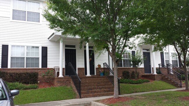 Foto del edificio - 3 Bedroom town home for rent August 6, 2026 in gated community with pool, renting for $1550 per m...