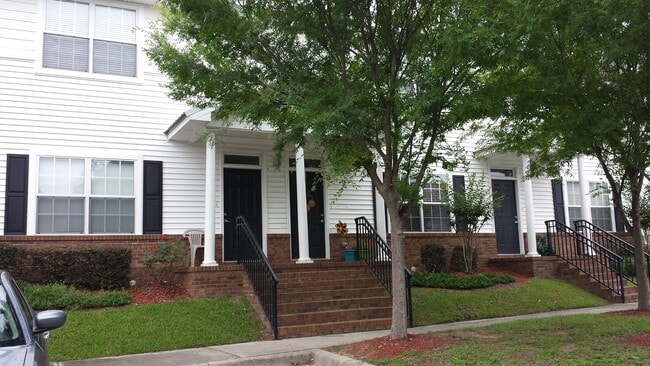 Building Photo - Upscale 3/3 town home in University Green ...