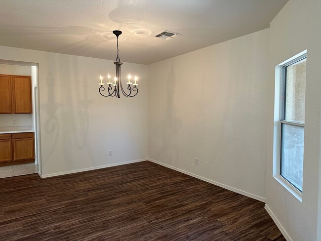 Foto del edificio - 4 Bed/2.5 Bath with Office/Den & LOADS of Closet Space! $500 off 1st Month Rent on March Move-In!!