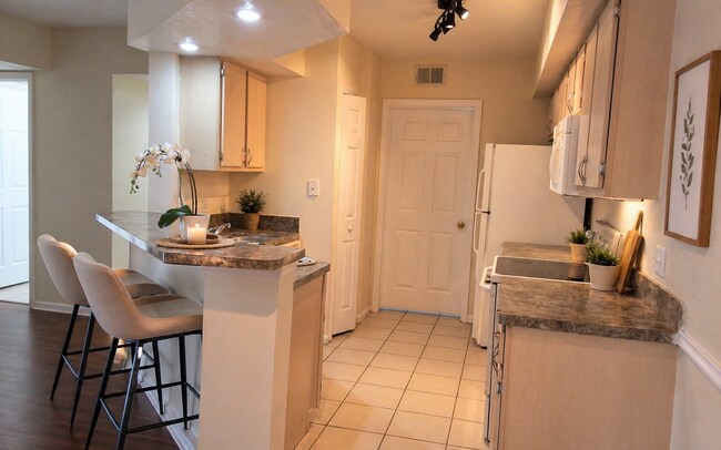Foto del edificio - Gorgeous 2/2 Wood Floors Condo For Rent @ The Crest close to UCF and Valencia.