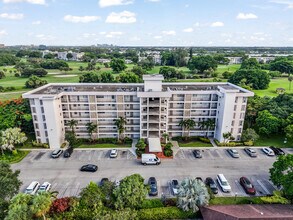 Building Photo - 3000 N Palm Aire Dr